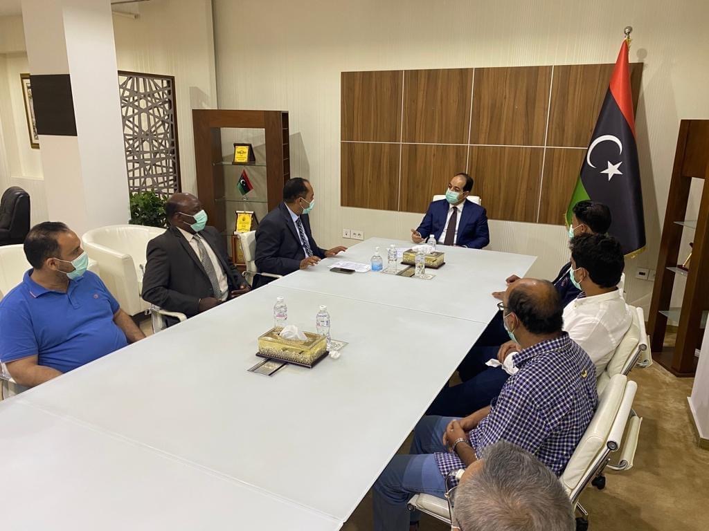النائب أحمد معيتيق يلتقي المسؤولين في بلدية الشويرف